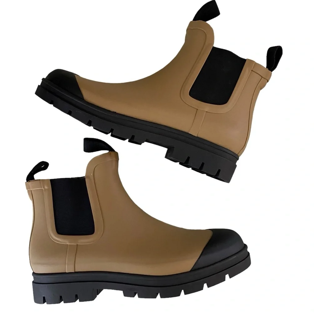 Everlane The Rain Boot in Golden Oak ankle height Chelsea rubber tan and black 8